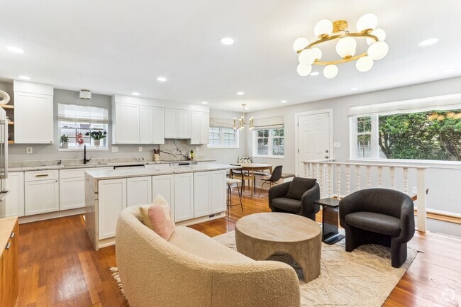 Building Photo - Lovely 3br/3ba home minutes from Downtown ...