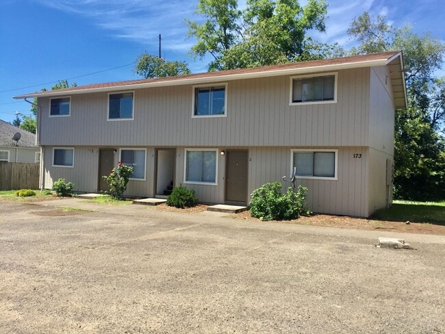 Building Photo - Apartment on Dead End Street! Unit 5