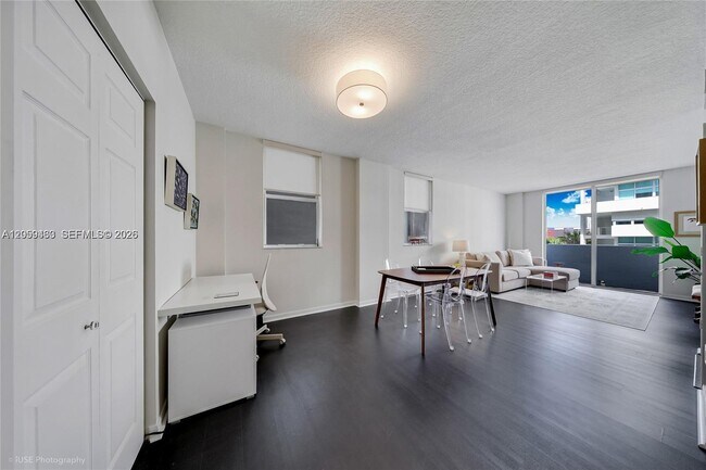 Photo - 115 SW 11th St Unidad 505