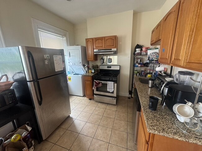 Building Photo - 247 Roxbury St Unit 4B