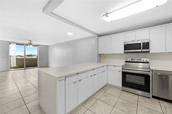 Photo - 1750 W 46th St Unidad 544