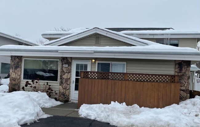 Building Photo - Amazing 2 Bedroom Available in Sought Afte... Unit 13