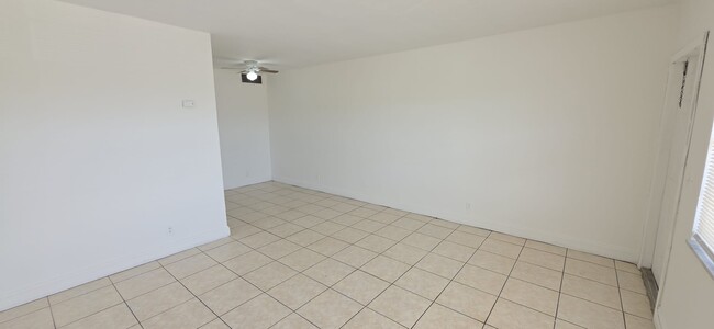 Building Photo - 230 SW 11th Ave Unit 17