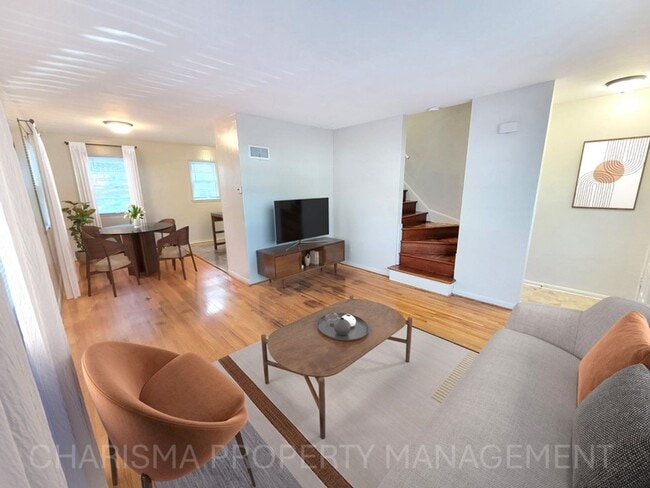 Building Photo - SPACIOUS TWO BEDROOM ONE BATH DUPLEX!! GRE... Rental