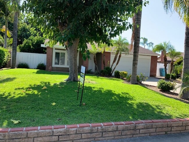 Building Photo - $2,975 4 BEDROOM 2 BATH + OFFICE/ DEN (RIV... Rental