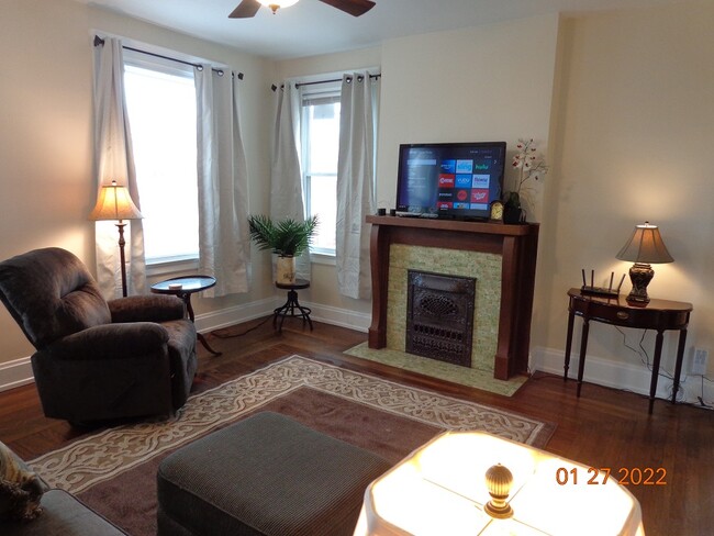 Great natural light - 3003 Junietta Ave Unit 3003