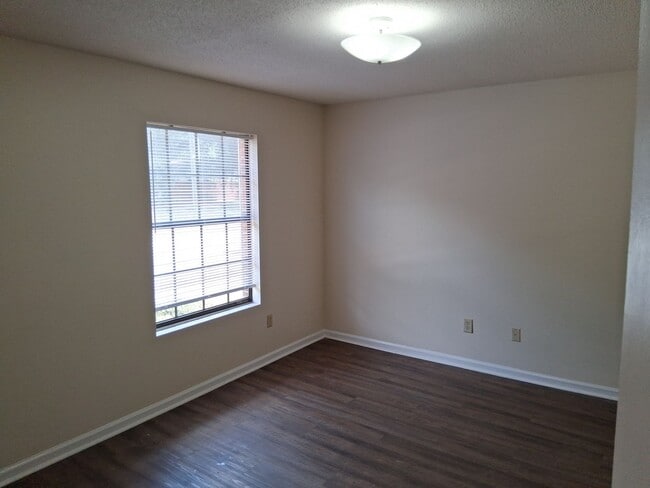 Photo - 2110 Lennox St