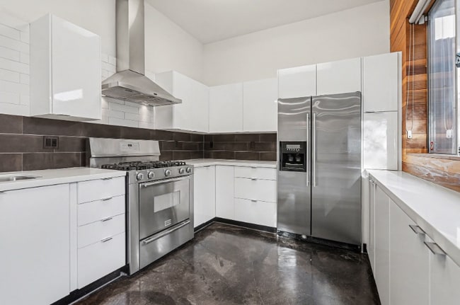 Photo - 3425 Louise St