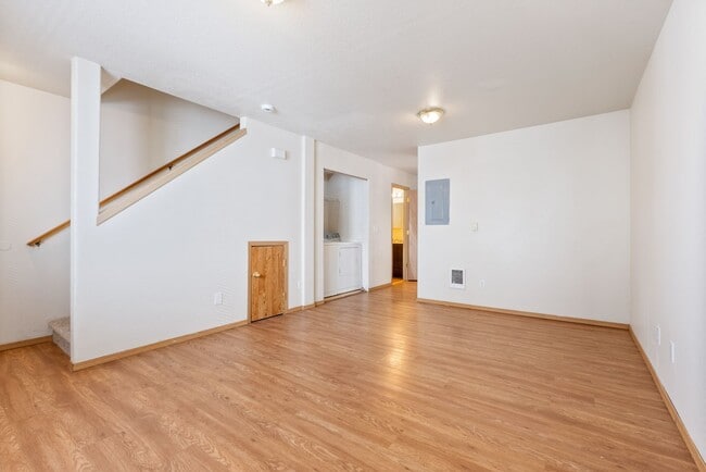 Building Photo - Spacious 2-Bedroom Townhome in SE Portland