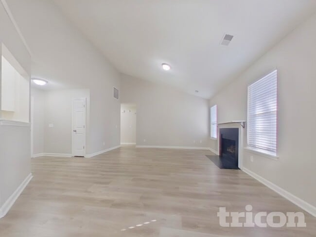 Photo - 911 Bentley Dr