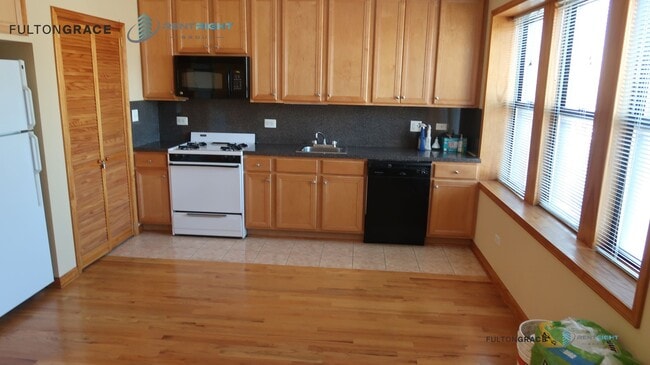 Building Photo - 1402 N Ashland Ave Rental