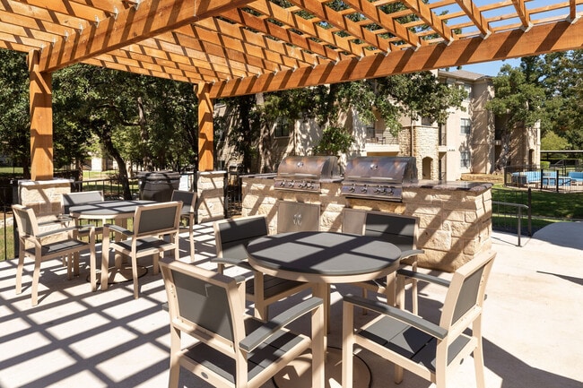 Outdoor Kitchen w/ BBQ Area