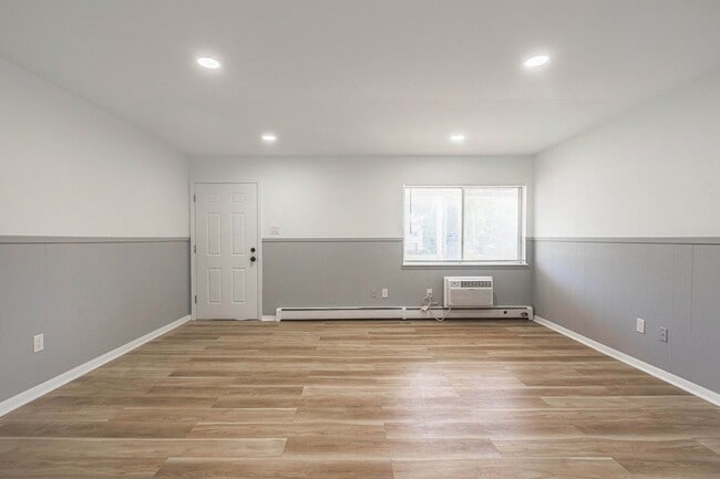 Photo - Lakeside Apartments