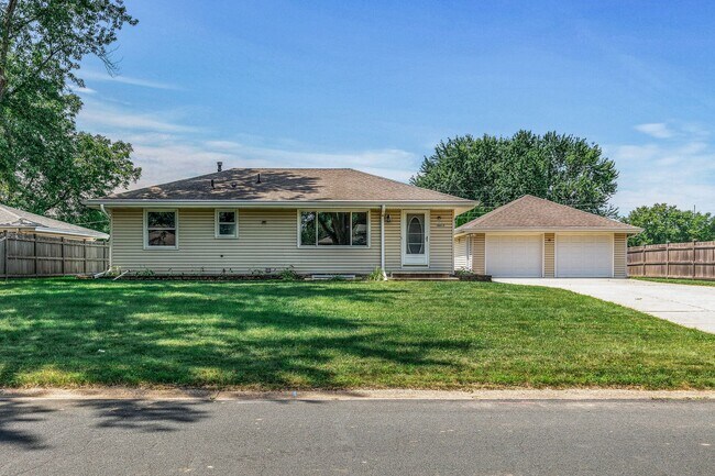 Building Photo - Freshly remodeled 4 Bed Rambler AV/Rosemou... Rental