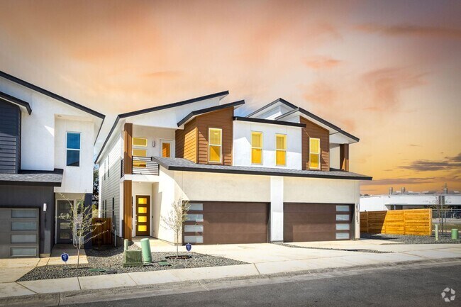 Building Photo - Gorgeous Luxury Townhome