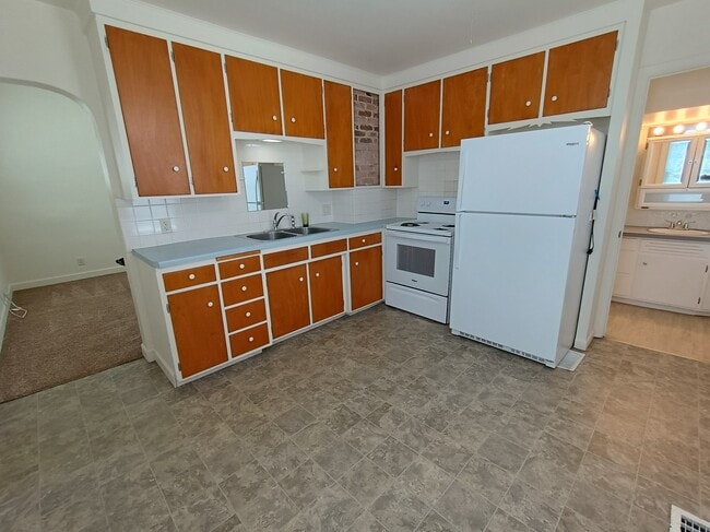 Kitchen - 107 N Park Ave Unit 2
