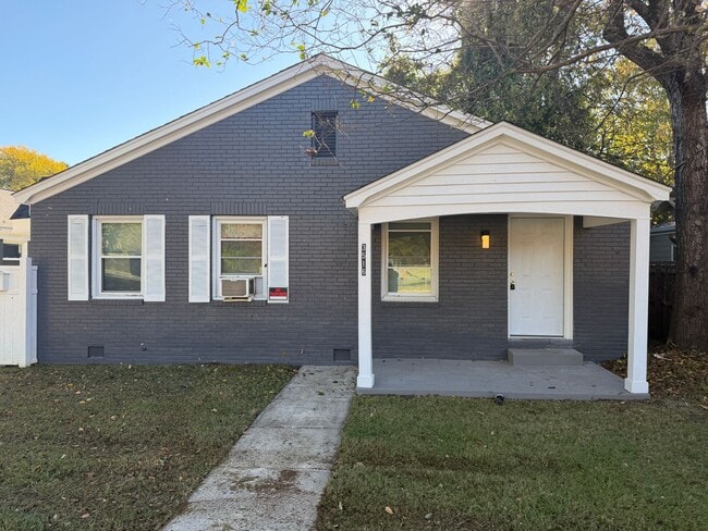 Building Photo - Beautifully Updated Duplex Near NoDa!!