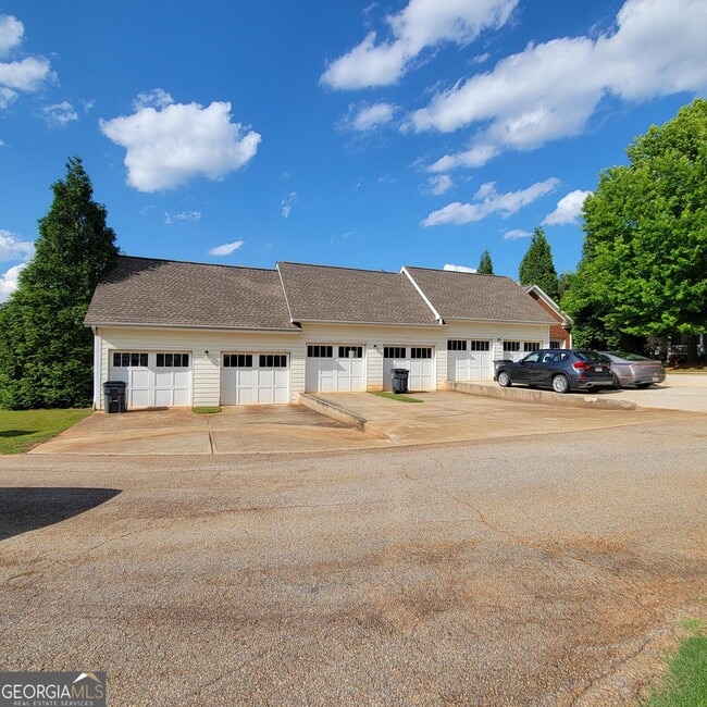 Photo - 1111 Surrey Ln