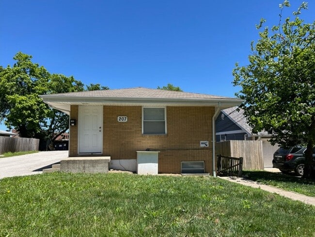 Building Photo - 207 Highview Ave Unit 100 Rental