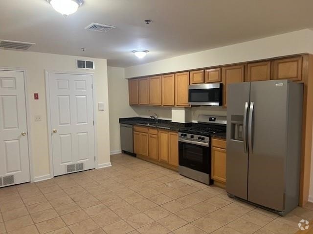 Building Photo - 1031 Clinton St Unit 2B Rental