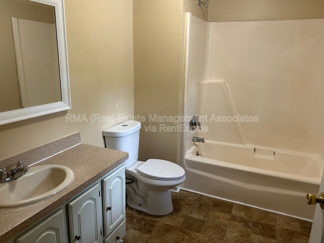 Photo - 333 W College St