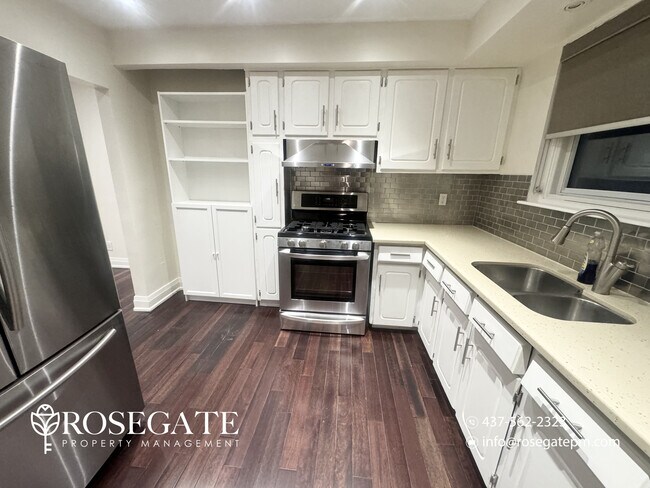 Photo - 2-Bedroom Semi-Detached Home with Backyard & 2 Parking – Pet Friendly – Mississauga Unit 1