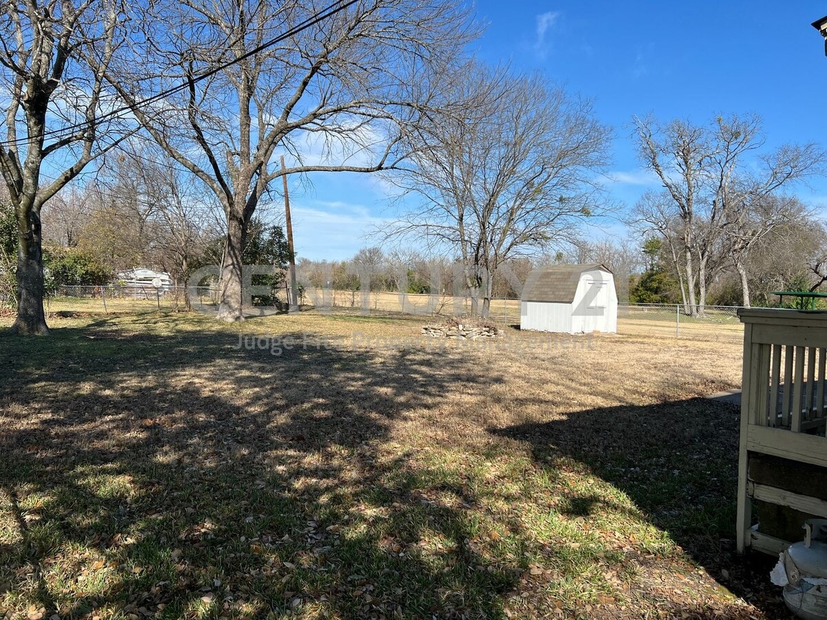 Photo - Charming 3/1/1 Bungalow in Waxahachie For Rent!