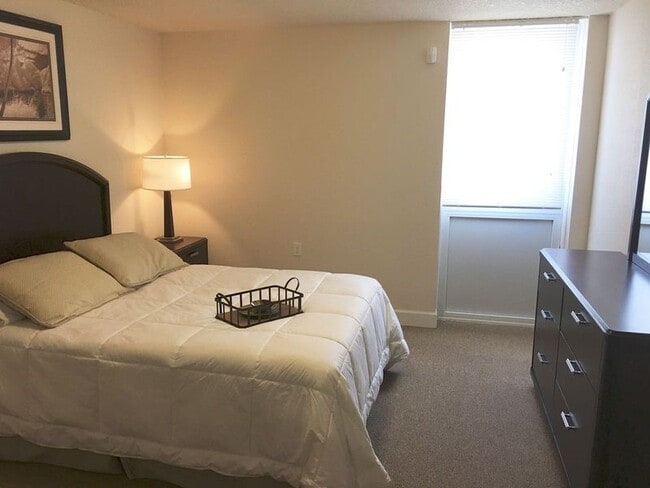 Building Photo - 1400 Le Baron Ave