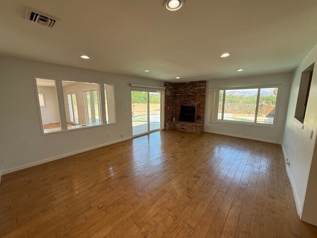 Photo - Gorgeous 3 Bedroom, 2 Bathroom, Granada Hi...