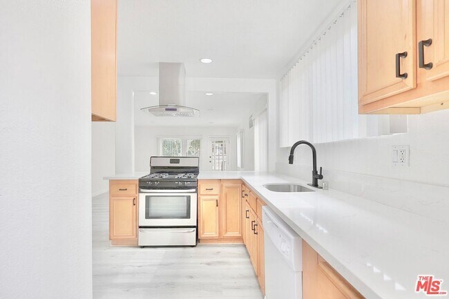 Photo - 2747 S. Mansfield Avenue Unidad 2749