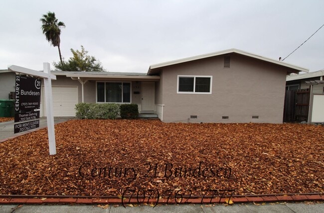 Building Photo - Clean Eastside Petaluma Home - 3BD/2BA ~132 Maria Drive