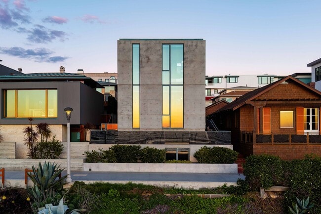 Building Photo - 1812 The Strand