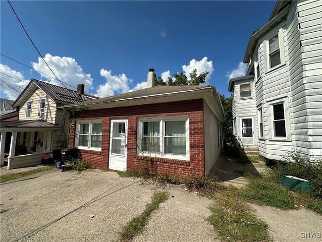 Building Photo - 402 2nd St Rental