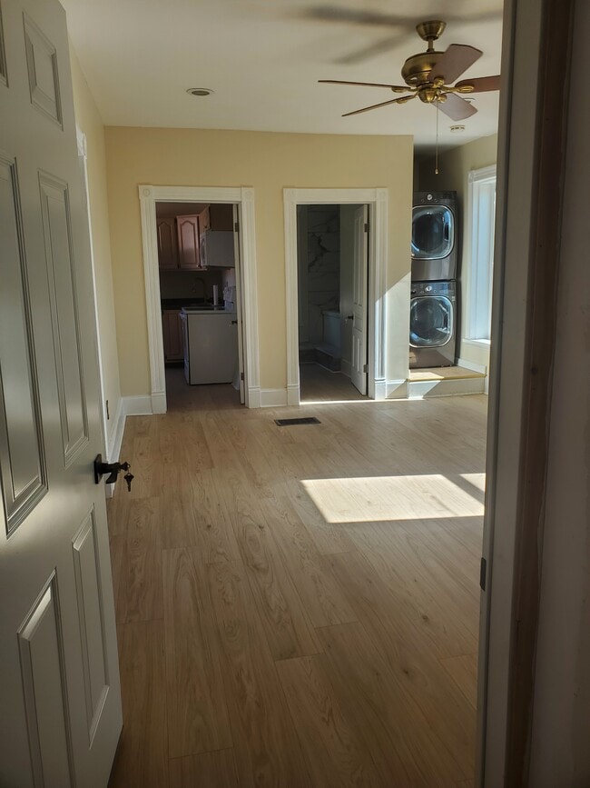 Building Photo - 346 Simcoe St Unit Upstairs Apt