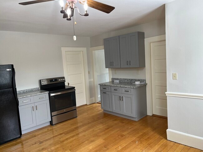 Building Photo - 48 Seaver St Unit 3