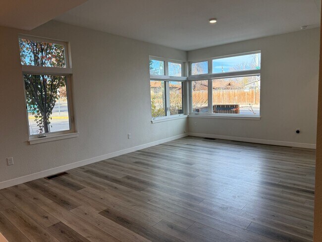 Photo - Fresh-Modern-Convenient 2/3/2 Twnhome