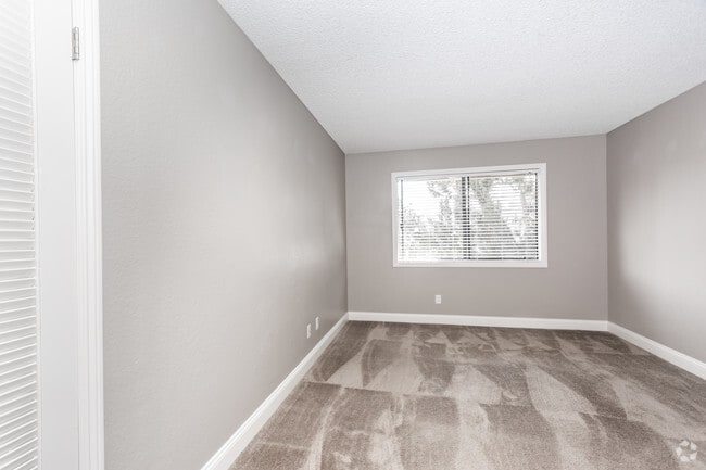 1BR, 1BA - 850 SF