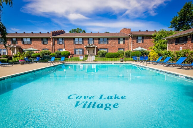 Pueblo del lago de la ensenada | Ángulo de la piscina 1 - Cove Lake Village Apartments