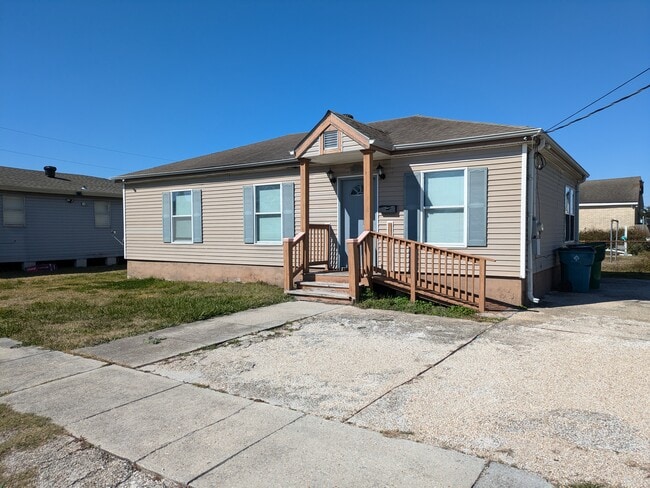 Front view, driveway with space for 2-3 cars - 807 21st St