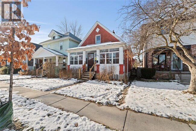 Photo - 977 Gladstone Ave