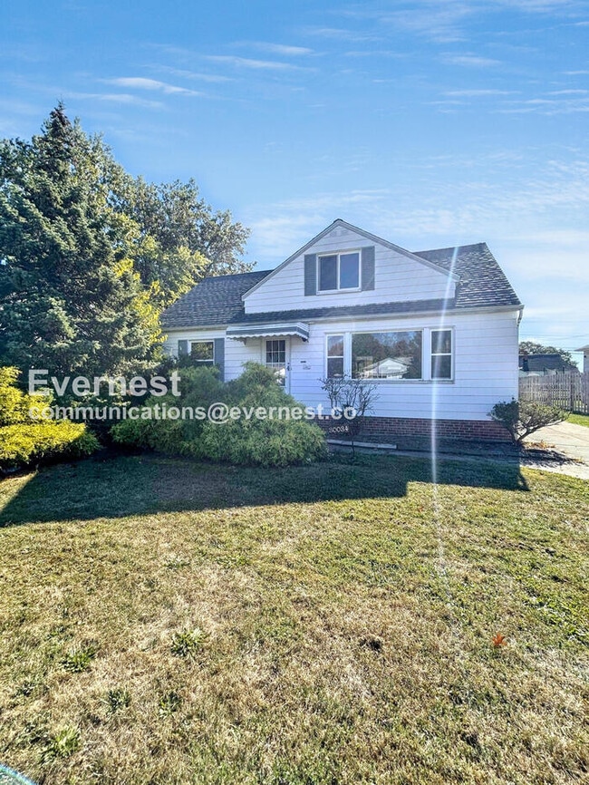 Building Photo - 3 Bed/1.5 Bath Home with Garage / Vouchers...