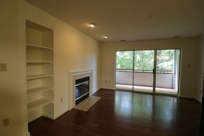 Building Photo - Sunny & Private 2bd/2ba w/Balcony, w/d in-... Rental