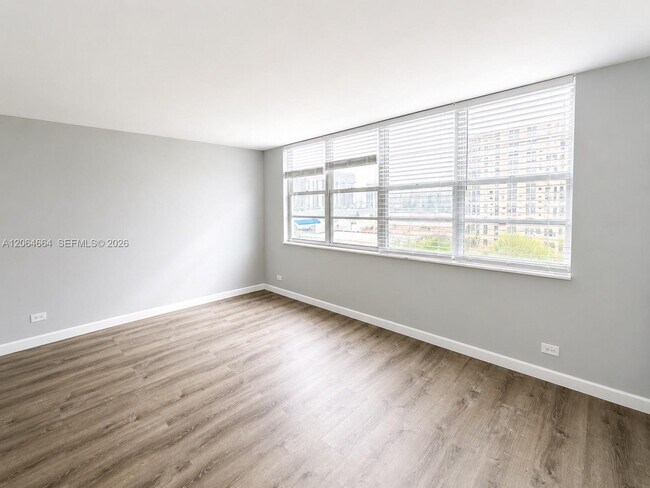 Photo - 250 174th St Unidad 510
