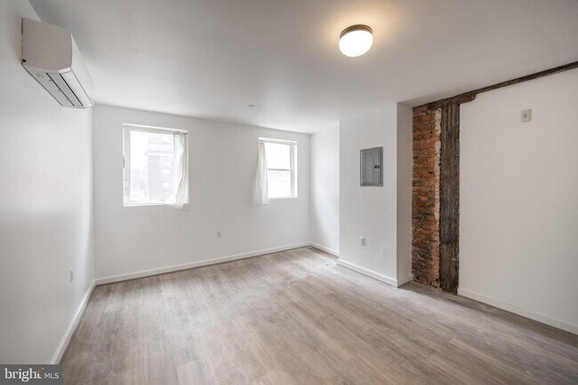 Photo - 711 W Thompson St Unit 2F