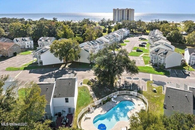 Building Photo - 1120 Century Oaks Dr