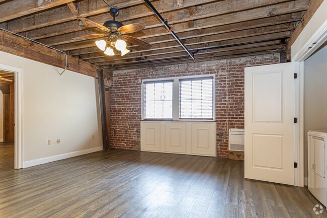 1BR, 1BA - 700SF