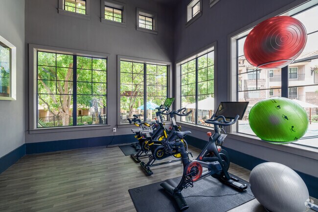24/7 Fitness Center