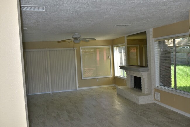 Photo - 2930 Colony Dr