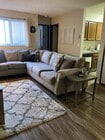 Relájese en esta acogedora sala de estar, perfectamente diseñada para brindar comodidad y un ambiente hogareño.
