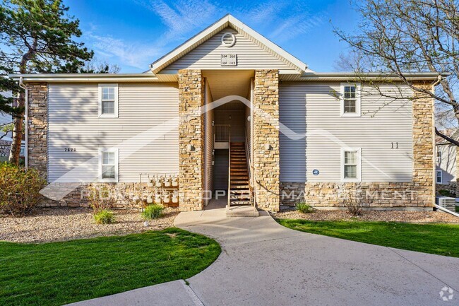 Building Photo - Updated Condo with Central AC! Unit 204